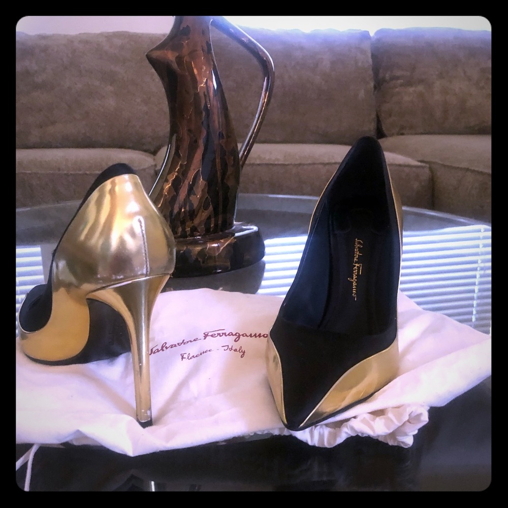 Women Ferragamo gold pumps